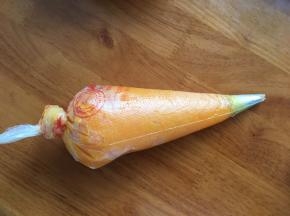 把压成泥的番薯放入裱花袋