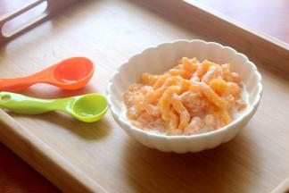 最后用勺子淋上调好的浓牛奶