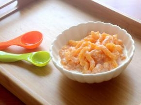 最后用勺子淋上调好的浓牛奶