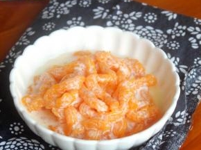 吃的时候用勺子一搅就混在一起啦