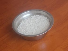 糯米提前泡一晚上。