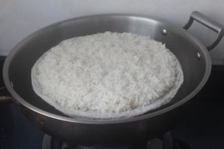 大火烧开转中火蒸40分钟。期间两次揭盖适量的喷水上去防止太干。