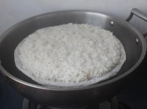 大火烧开转中火蒸40分钟。期间两次揭盖适量的喷水上去防止太干。