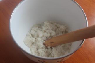 蒸好的糯米趁热马上放出来在容器里面用洗干净的擀面杖使劲捣鼓压成泥状，（需要费很大的力气）