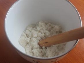 蒸好的糯米趁热马上放出来在容器里面用洗干净的擀面杖使劲捣鼓压成泥状，（需要费很大的力气）