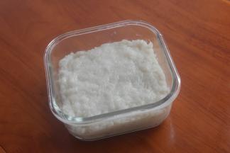 然后放保鲜盒里面，使劲压平。