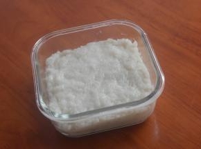 然后放保鲜盒里面，使劲压平。
