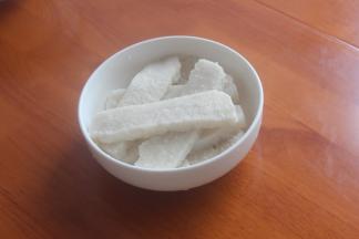 冰箱拿出来切条，或许切成自己喜欢的形状都行。