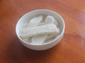 冰箱拿出来切条，或许切成自己喜欢的形状都行。