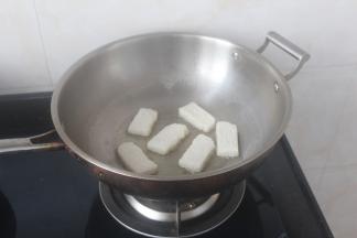 锅烧热放适量的油，中小火慢慢煎炸。