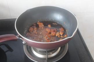 取适量清水，加入红糖块。小火慢慢融化。水不能太多，稍微浇一点即可。