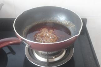 视情况加水，熬制浓稠即可。