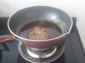 视情况加水，熬制浓稠即可。