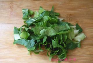 将小油菜切碎；