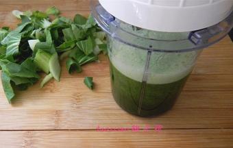 将切碎的菜放入料理机里，再加入少量的纯净水一起搅打成青菜汁；
