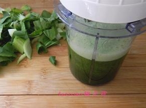 将切碎的菜放入料理机里，再加入少量的纯净水一起搅打成青菜汁；