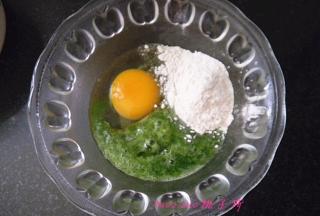 将鸡蛋打入碗中，倒入面粉和打好的青菜汁；
