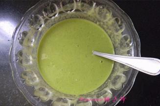 调拌均匀无干粉颗粒成面糊状；