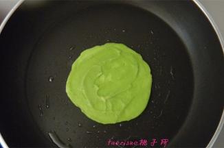平底锅里倒入两滴食用油，盛入一勺面糊，用勺底将面糊摊平，烙至面饼两面上色即可。