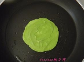 平底锅里倒入两滴食用油，盛入一勺面糊，用勺底将面糊摊平，烙至面饼两面上色即可。