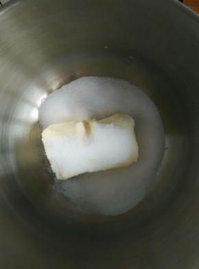 黄油提前软化好后，加入细砂糖