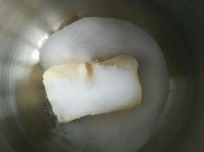 黄油提前软化好后，加入细砂糖
