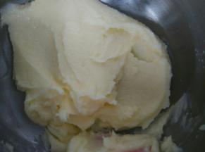 用硅胶刀搅拌均匀