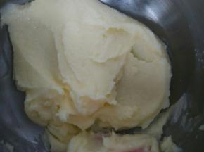 用硅胶刀搅拌均匀