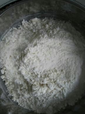把低粉，小苏打，盐混合过筛