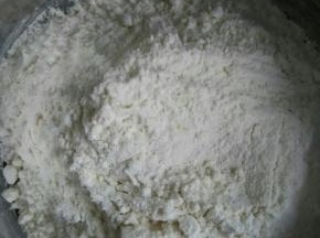 把低粉，小苏打，盐混合过筛