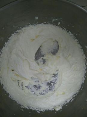 黄油用打蛋器打发，像奶油状态即可