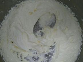 黄油用打蛋器打发，像奶油状态即可