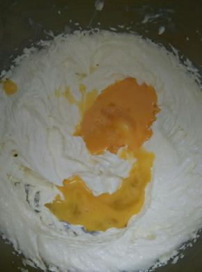 鸡蛋打撒后分四次加入黄油里，每一次都要用打蛋器打至完全混合，否则会油水分离