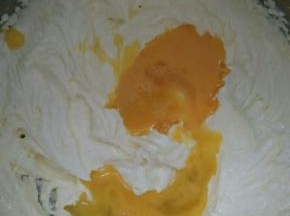 鸡蛋打撒后分四次加入黄油里，每一次都要用打蛋器打至完全混合，否则会油水分离