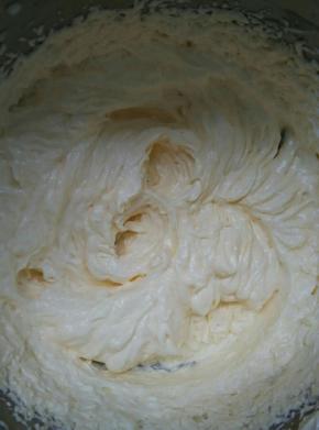 加完鸡蛋液后，再打一分钟。使蛋液和黄油完全融合