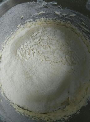 筛入混合好的面粉