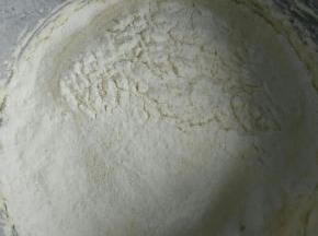筛入混合好的面粉