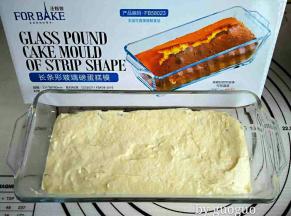 用硅胶刀慢慢倒入法焙客长条形玻璃磅蛋糕模具中，整理成中间低两侧高的形状即可