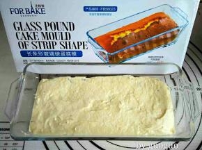 用硅胶刀慢慢倒入法焙客长条形玻璃磅蛋糕模具中，整理成中间低两侧高的形状即可