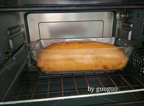 待上色均匀后，用牙签扎一下没有湿粉带出就烤好了