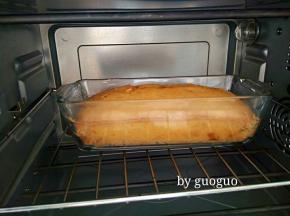 待上色均匀后，用牙签扎一下没有湿粉带出就烤好了