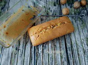 用牙签轻轻在模具与蛋糕中间划一圈，再一晃蛋糕就脱膜成功了，不得不说这款模具真是太好用了，脱膜完全没有压力