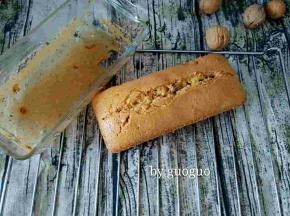 用牙签轻轻在模具与蛋糕中间划一圈，再一晃蛋糕就脱膜成功了，不得不说这款模具真是太好用了，脱膜完全没有压力