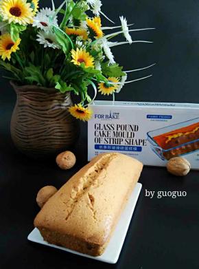 烤好的磅蛋糕放烤网上晾凉