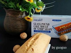 烤好的磅蛋糕放烤网上晾凉