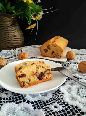 刷完糖液的磅蛋糕用保险膜包好，放冰箱冷藏三天后食用，好吃到没朋友。