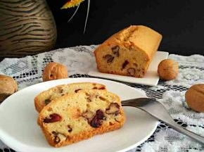 刷完糖液的磅蛋糕用保险膜包好，放冰箱冷藏三天后食用，好吃到没朋友。