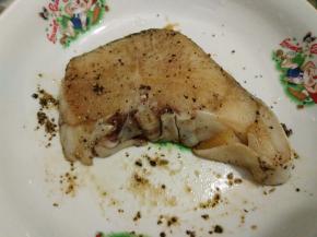 将少许生抽、盐、和黑胡椒碎混合后均匀的抹在鳕鱼排两面，所有制十五分钟左右。