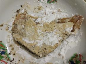 将腌制好的鳕鱼排两面均匀的沾上少许淀粉。