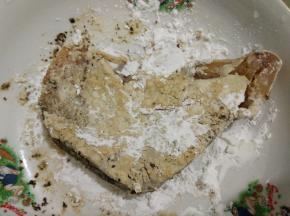 将腌制好的鳕鱼排两面均匀的沾上少许淀粉。
